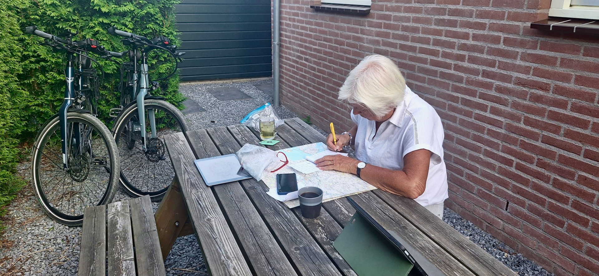 De fietstocht voorbereiden voor de volgende dag
