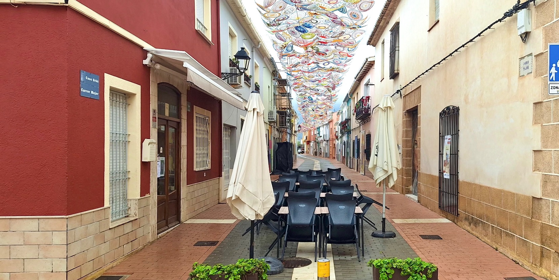 Een leuk versierd straatje in Els Poblets