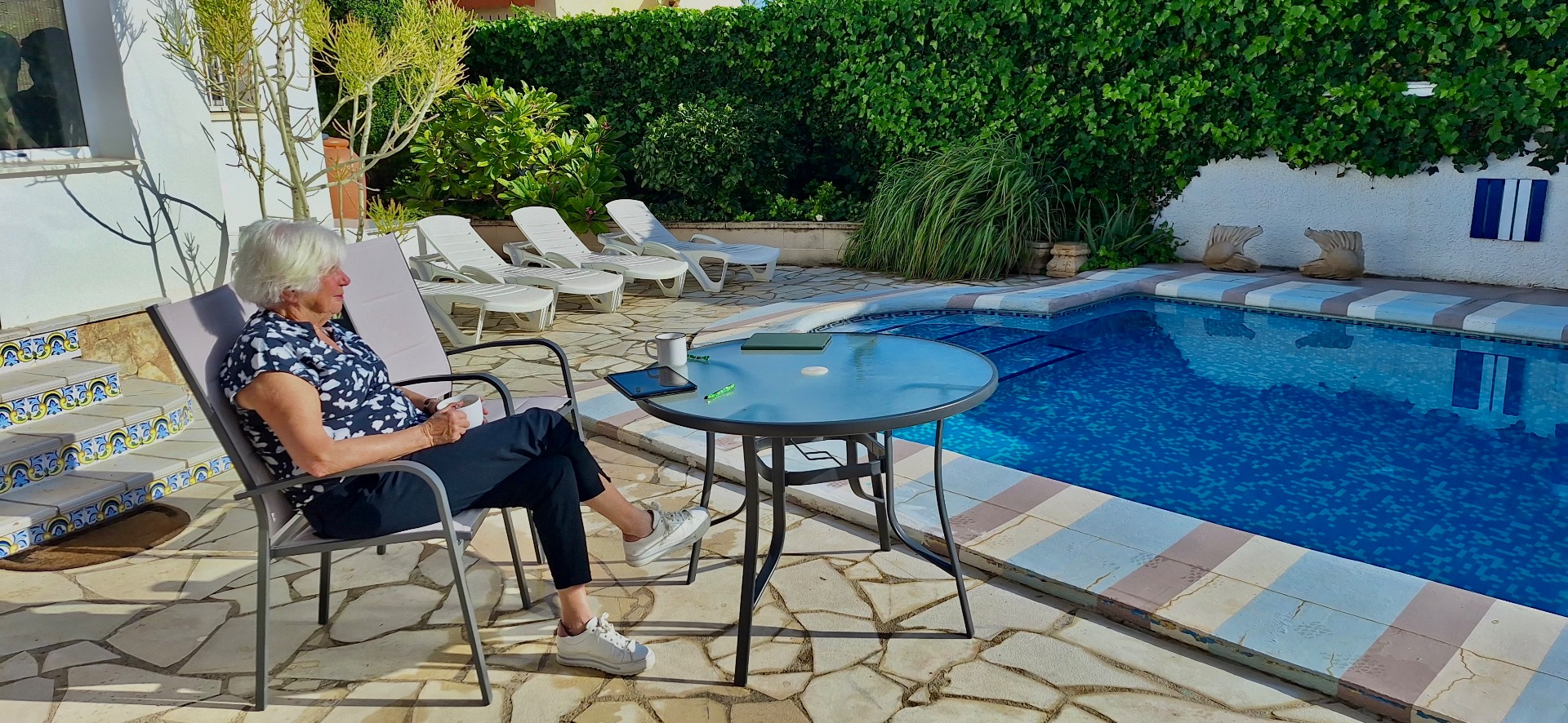 Koffie op het terras in de zon