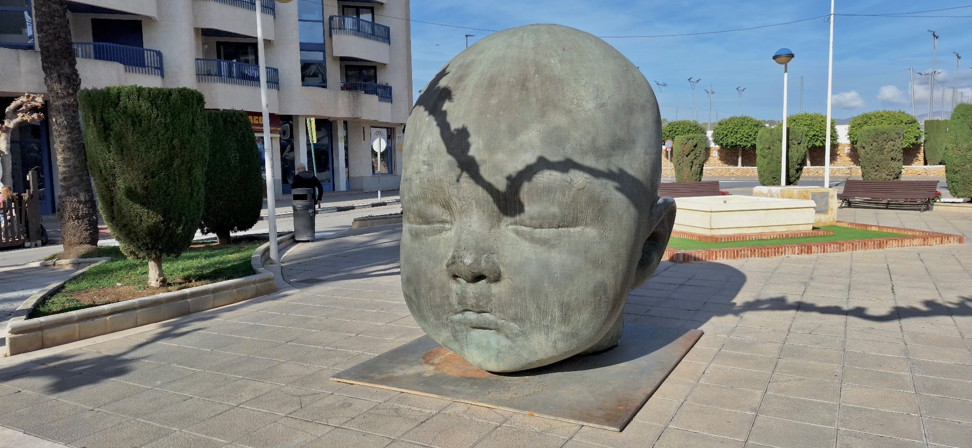 Een van de twee hoofden in de winkelstraat