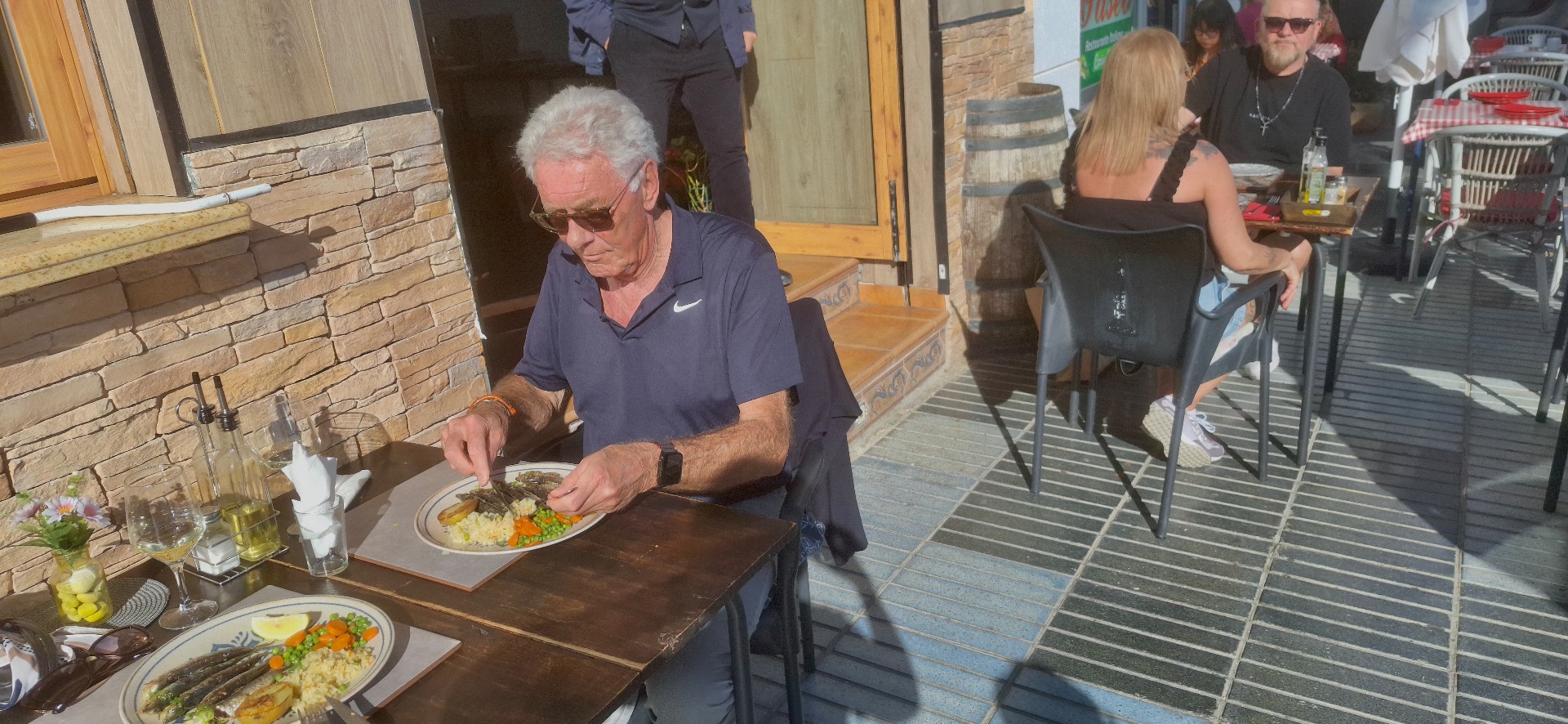 In de zon aan de lunch