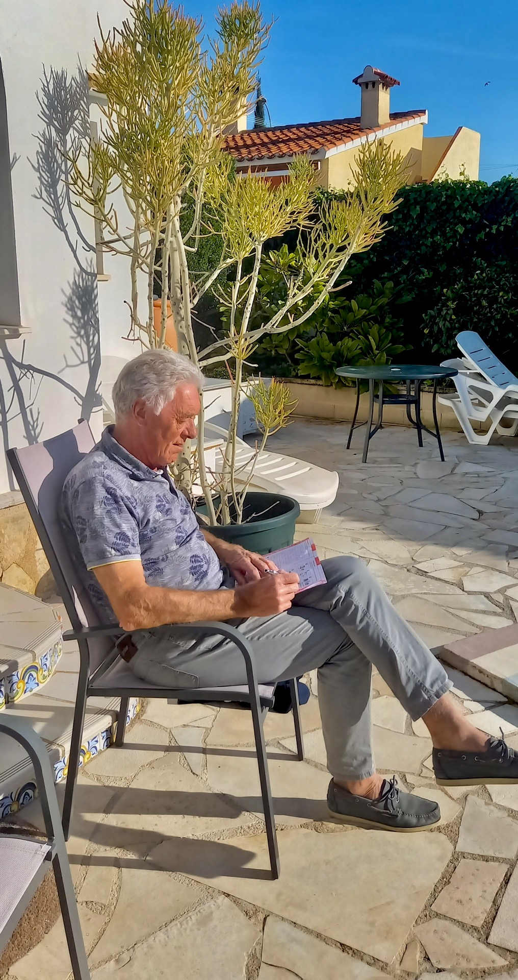 Na het ontbijt de koffie buiten