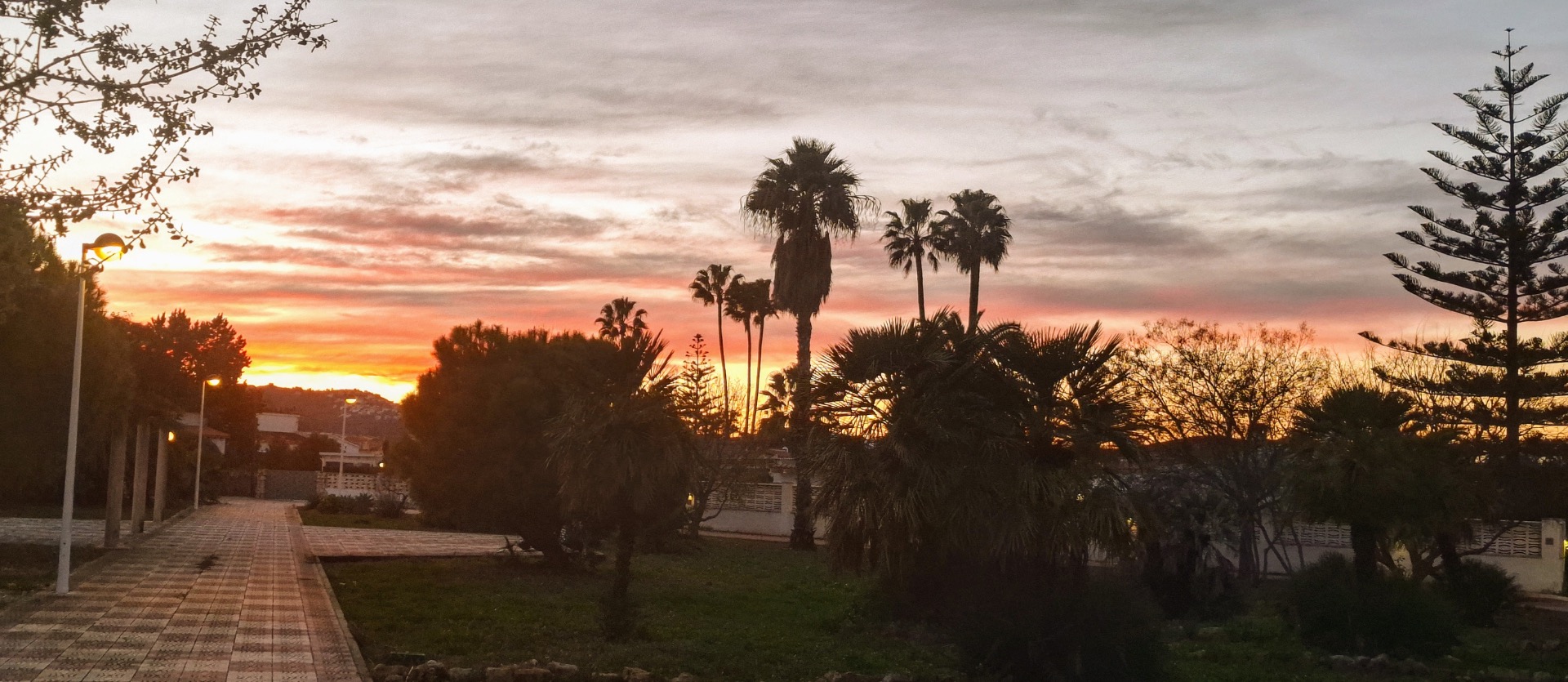 Zonsondergang om 18.20 uur vanuit de voordeur