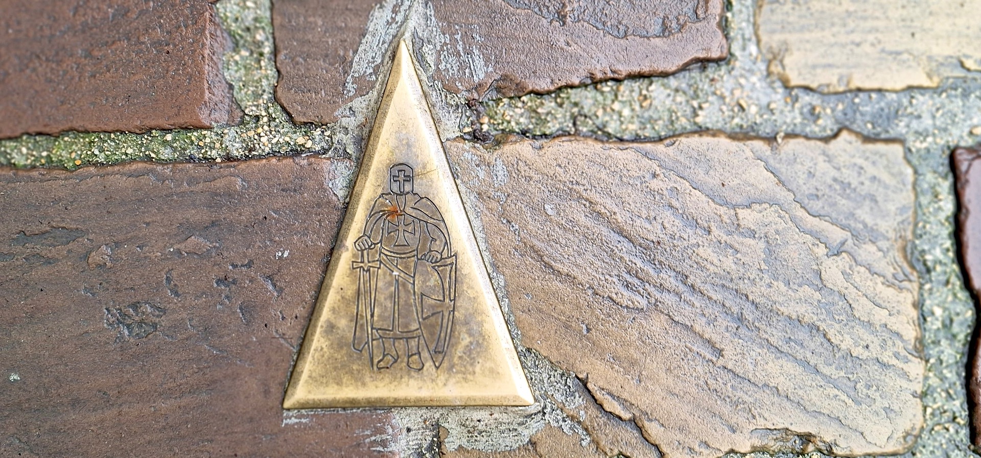 Route via koperen plaatjes van een ridder